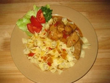 Schinkengulasch mit Paprika und Bandnudeln - Rezept