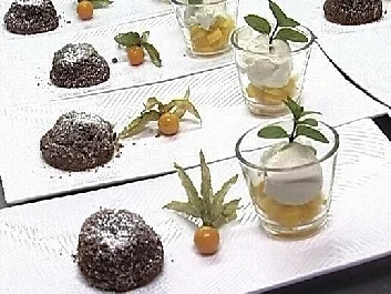 Warmer Schokoladenauflauf mit Tonkabohneneis - Rezept