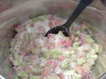 Rezept: Erdbeer-Rhabarber-Marmelade mit Melisse Bild Nr. 3 Erdbeer-Rhabarber-Marmelade mit Melisse - Rezept - Bild Nr. 3