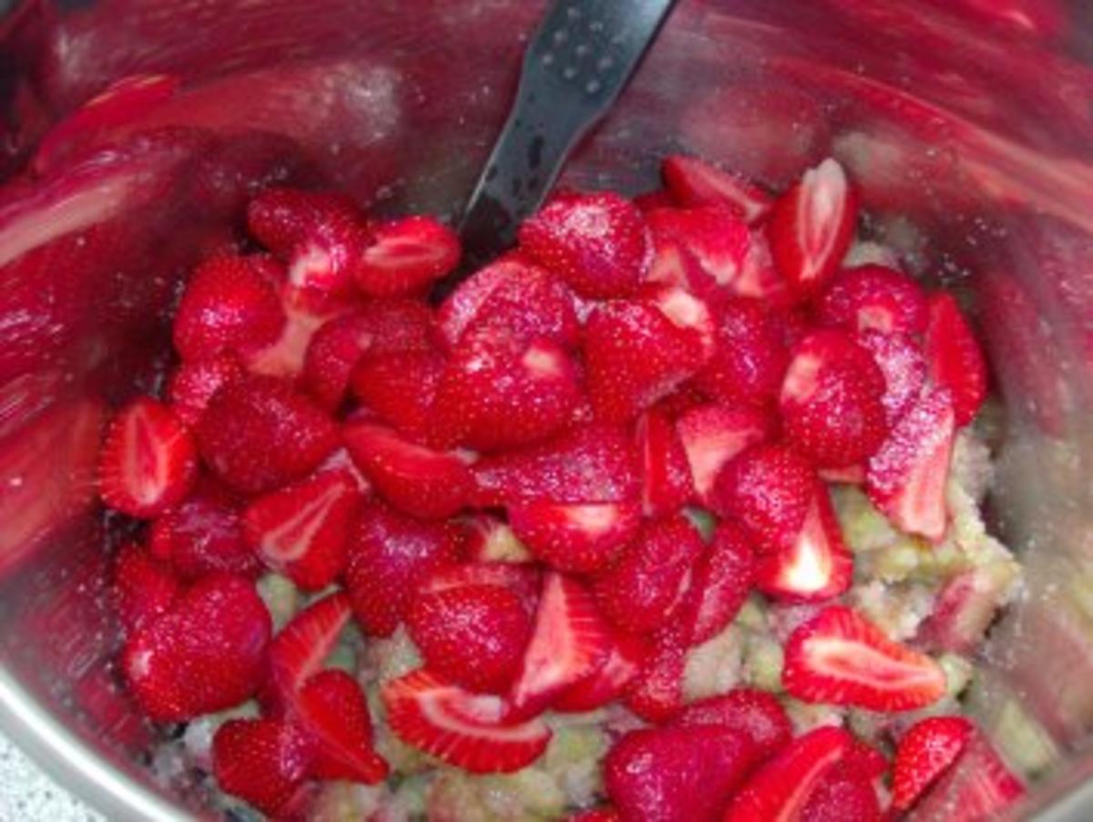 Erdbeer-Rhabarber-Marmelade mit Melisse - Rezept - Bild Nr. 4
