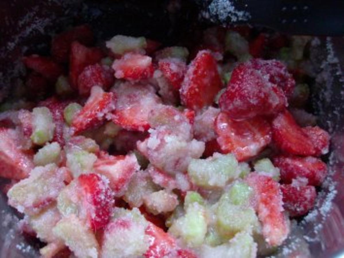Erdbeer-Rhabarber-Marmelade mit Melisse - Rezept - Bild Nr. 5