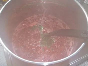 Rezept: Erdbeer-Rhabarber-Marmelade mit Melisse Bild Nr. 6 Erdbeer-Rhabarber-Marmelade mit Melisse - Rezept - Bild Nr. 6