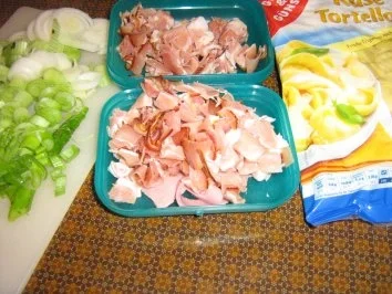 Rezept: Tortellini mit Schwarzwälder-Schinken Soße Bild Nr. 2 Tortellini mit Schwarzwälder-Schinken Soße - Rezept - Bild Nr. 2