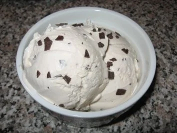 Stracciatella-Joghurt-Eis - Rezept