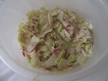 Rezept: SALAT - Kohlrabisalat mit Radieschen und Gurke SALAT - Kohlrabisalat mit Radieschen und Gurke - Rezept