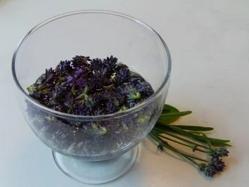 Rezept: Lavendel-Balsamico-Reduktion Bild Nr. 2 Lavendel-Balsamico-Reduktion - Rezept - Bild Nr. 2
