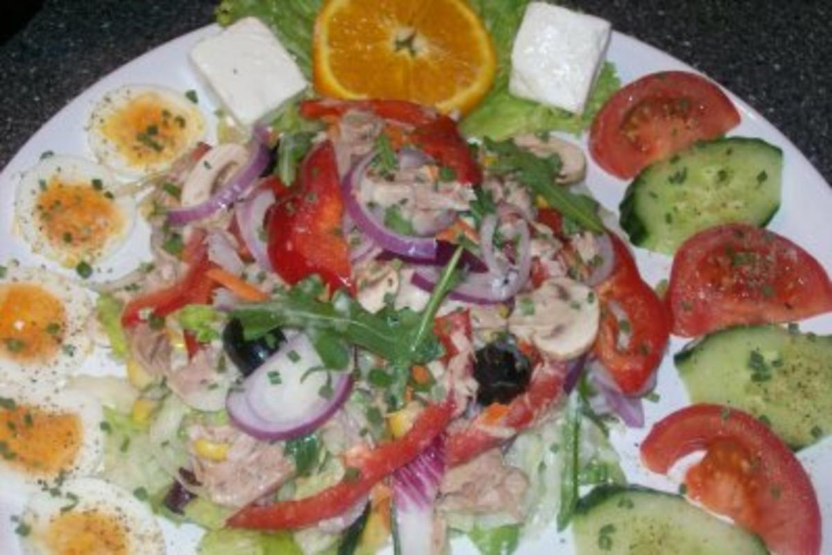 Bilder für Sommersalat mit Eisbergsalat klein geschnitten Menge nach Wahl und Tomaten geviertelt Rezept