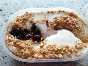 Rezept: Vanilleeis mit gestrudelten Amarenakirschen Bild Nr. 3 Vanilleeis mit gestrudelten Amarenakirschen - Rezept - Bild Nr. 3