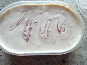 Rezept: Vanilleeis mit gestrudelten Amarenakirschen Bild Nr. 2 Vanilleeis mit gestrudelten Amarenakirschen - Rezept - Bild Nr. 2