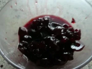 Rezept: Vanilleeis mit gestrudelten Amarenakirschen Bild Nr. 4 Vanilleeis mit gestrudelten Amarenakirschen - Rezept - Bild Nr. 4