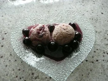 Rezept: Vanilleeis mit gestrudelten Amarenakirschen Vanilleeis mit gestrudelten Amarenakirschen - Rezept