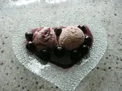 Vanilleeis mit gestrudelten Amarenakirschen - Rezept