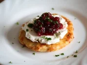 Rezept: Parmesan-Cracker mit Ziegenkรคse und Preiselbeermarmelade Parmesan-Cracker mit Ziegenkรคse und Preiselbeermarmelade - Rezept