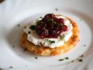 Parmesan-Cracker mit Ziegenkäse und Preiselbeermarmelade - Rezept