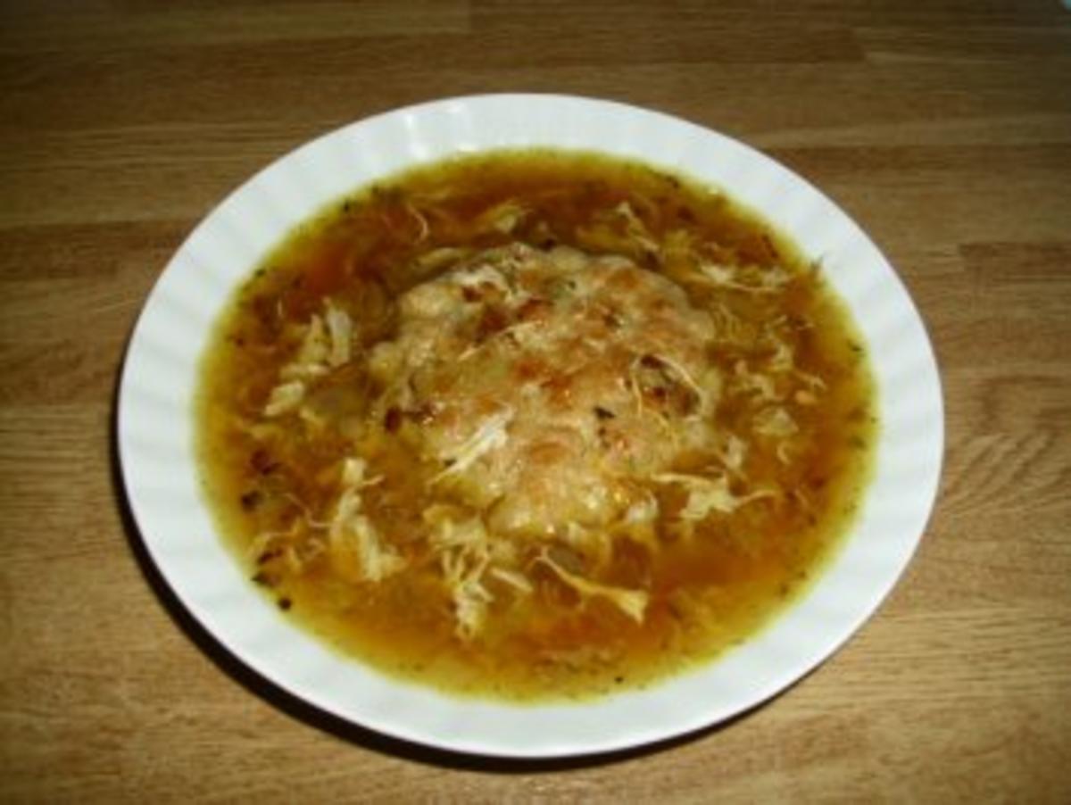 Zwiebelsuppe mit Kaspressknödeln - Rezept
