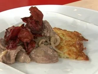 Boeuf Stroganoff mit Kartoffelrösti und Rote-Beete-Chips á la de Santis - Rezept