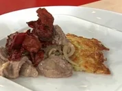 Boeuf Stroganoff mit Kartoffelrösti und Rote-Beete-Chips á la de Santis - Rezept