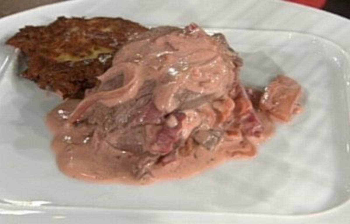 Boeuf Stroganoff mit Kartoffel-Rösti und Rote Bete-Chips (Thomas Kuhnt ...