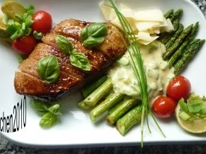 Rezept: Krosse Entenbrust an grünem Spargel mit Parmesan-Hollandaise Krosse Entenbrust an grünem Spargel mit Parmesan-Hollandaise - Rezept