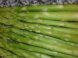 Rezept: Krosse Entenbrust an grünem Spargel mit Parmesan-Hollandaise Bild Nr. 4 Krosse Entenbrust an grünem Spargel mit Parmesan-Hollandaise - Rezept - Bild Nr. 4