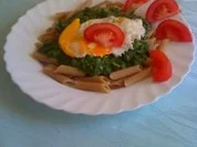 Vollkornnudeln mit Spinat und Spiegelei - Rezept