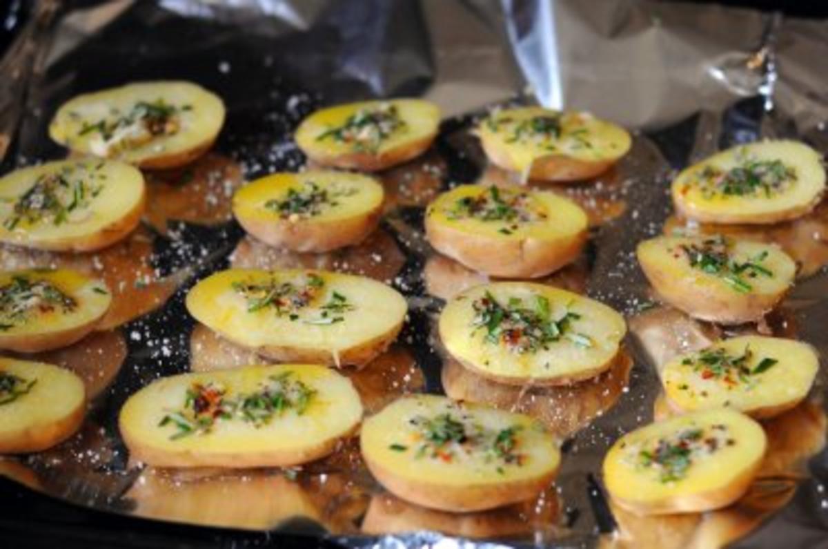 Rosmarinkartoffeln mit Chiliknoblauchbutter - Rezept - Bild Nr. 2