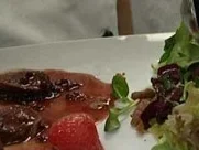 Hasenfilet mit gepfefferten Erdbeeren an Wintersalat - Rezept