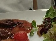 Rezept: Hasenfilet mit gepfefferten Erdbeeren an Wintersalat Hasenfilet mit gepfefferten Erdbeeren an Wintersalat - Rezept