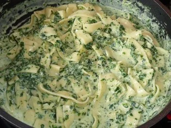 Rezept: Pasta: Bandnudeln in Spinat-Frischkäsesoße Bild Nr. 3 Pasta: Bandnudeln in Spinat-Frischkäsesoße - Rezept - Bild Nr. 3