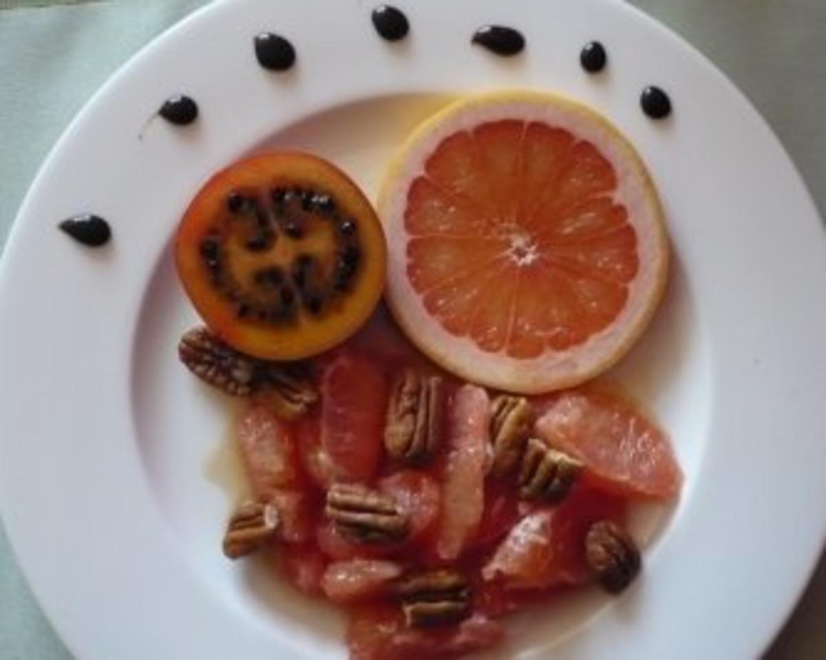 Marinierte Rosa Grapefruitfilets mit Pecannüssen und Tamarillo - Rezept