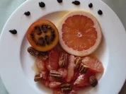 Rezept: Marinierte Rosa Grapefruitfilets mit Pecannรผssen und Tamarillo Marinierte Rosa Grapefruitfilets mit Pecannรผssen und Tamarillo - Rezept