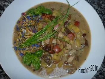 Rezept: Cremige Kartoffel-Pilzsuppe mit Mettwürstchen Cremige Kartoffel-Pilzsuppe mit Mettwürstchen - Rezept