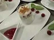 Halbgefrorene Mandelsahne auf Fruchtspiegel - Rezept