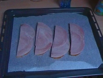 Überbackenes Schinken-Tomaten Brot - Rezept