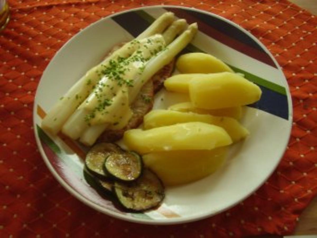 Schweinelachssteak mit Spargel und Kartoffeln und Zucchinischeiben - Rezept