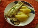 Schweinelachssteak mit Spargel und Kartoffeln und Zucchinischeiben - Rezept
