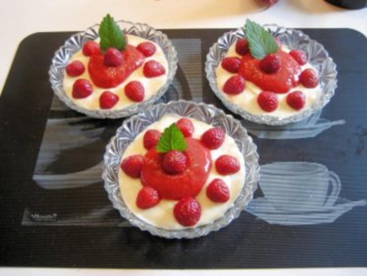 Sahne - Pudding mit frischem Erdbeermus - Rezept