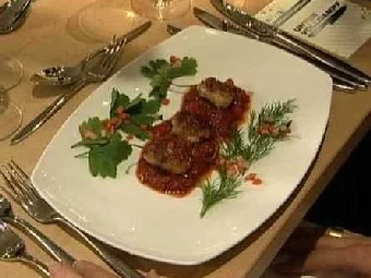 Garnelenbällchen gefüllt mit Kapernapfel an Tomaten-Paprika-Soße - Rezept