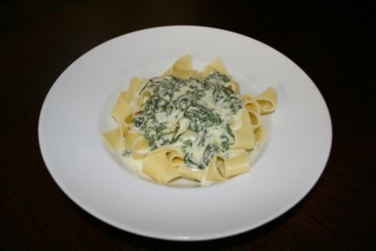 Bilder für Tagliatelle mit Spinat-Gorgonzola-Soße - Rezept