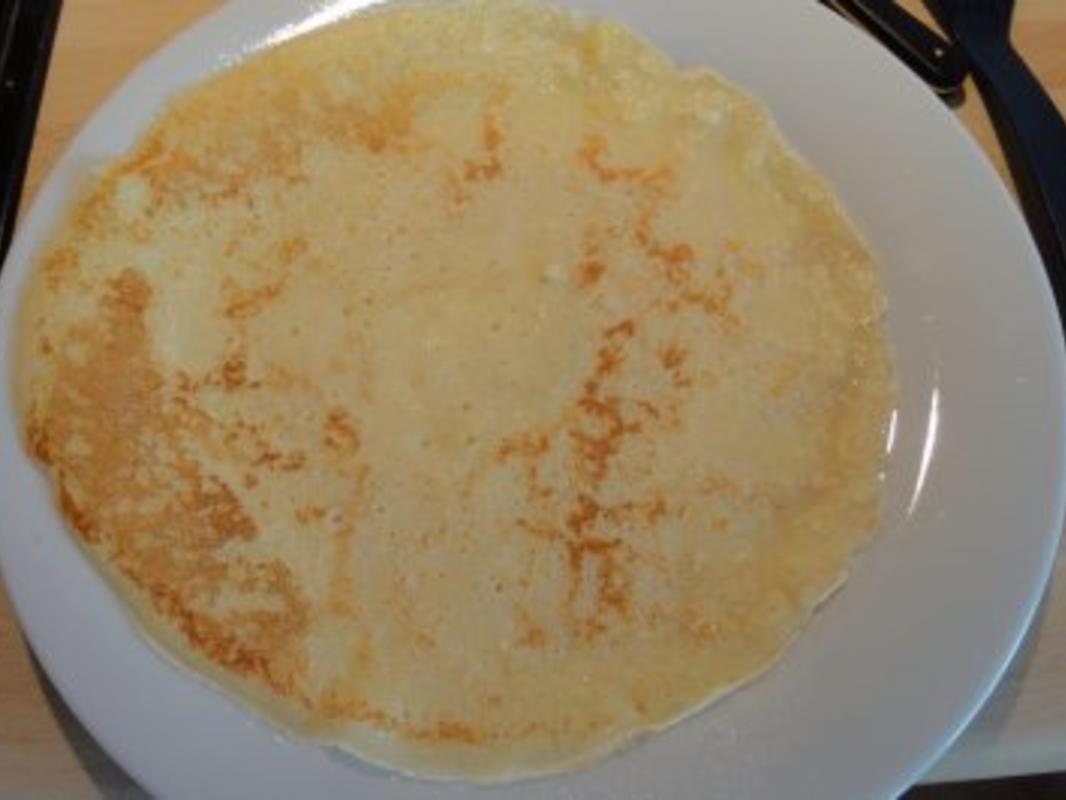 Eierkuchen mit Erdbeercreme und Vanillesoße - Rezept - kochbar.de