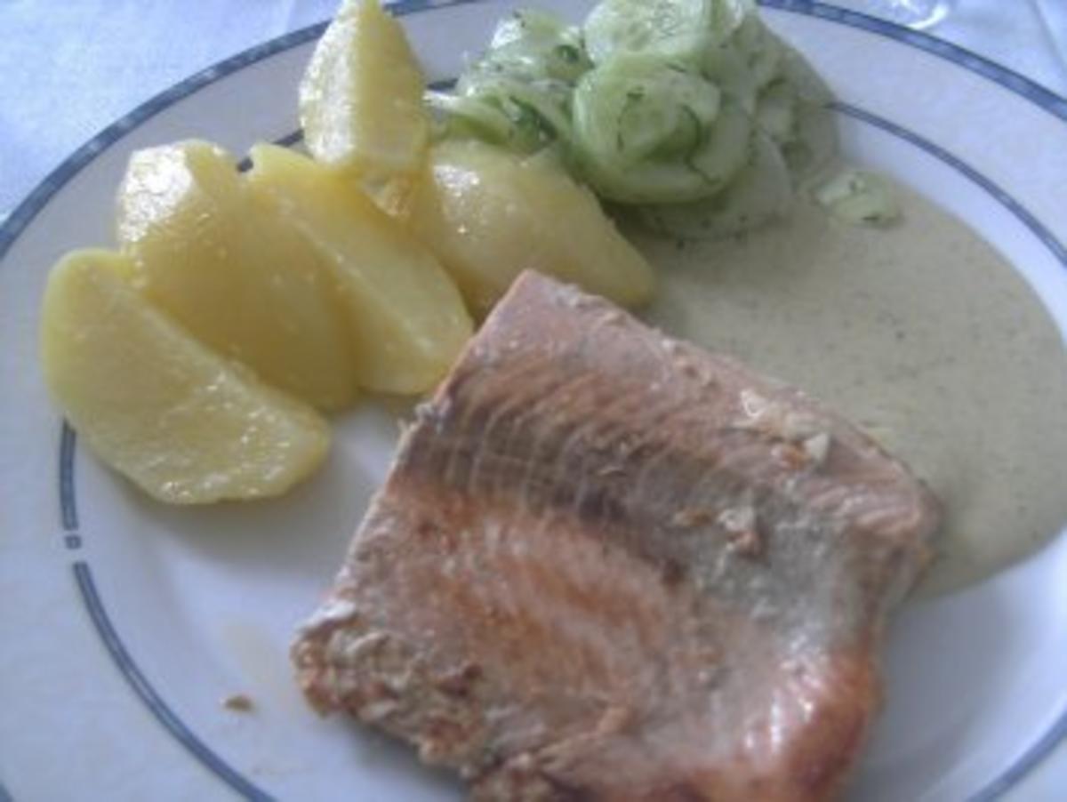 Lachs in Kräuter-Sahne Soße mit Rosmarin.Kartoffeln - Rezept