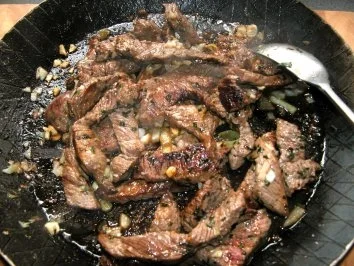 Ochsenfetzen mit frischen Pfifferlingen und Bratkartoffeln - Rezept - Bild Nr. 5