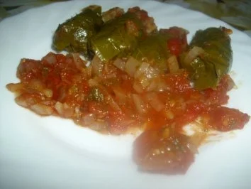 Rezept: Gefüllte Weinblätter in Tomatensauce ~ Domates Salcali Yaprak Sarmasi Gefüllte Weinblätter in Tomatensauce ~ Domates Salcali Yaprak Sarmasi - Rezept