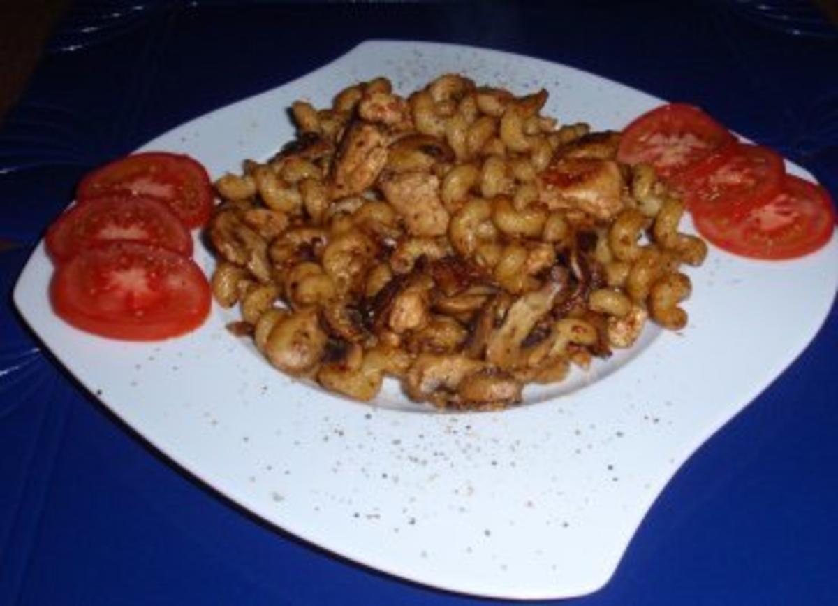 Gebratene Nudel-Champignon-Hähnchenbrust-Pfanne - Rezept - kochbar.de