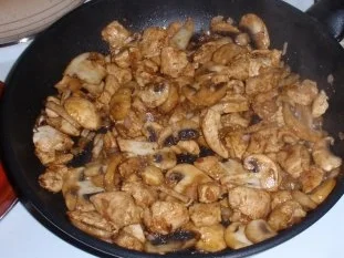 Rezept: Gebratene Nudel-Champignon-Hähnchenbrust-Pfanne Bild Nr. 4 Gebratene Nudel-Champignon-Hähnchenbrust-Pfanne - Rezept - Bild Nr. 4