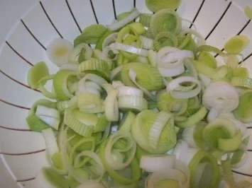 Rezept: Eintopf - Hackfleisch Käsesuppe mit Lauch Bild Nr. 4 Eintopf - Hackfleisch Käsesuppe mit Lauch - Rezept - Bild Nr. 4
