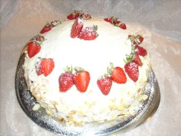 Rezept: Erdbeer-Joghurt-Kuppeltorte Bild Nr. 5 Erdbeer-Joghurt-Kuppeltorte - Rezept - Bild Nr. 5