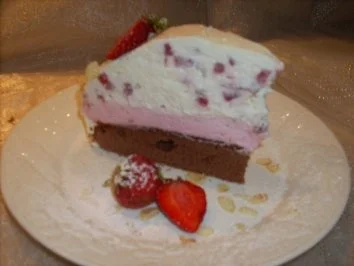 Rezept: Erdbeer-Joghurt-Kuppeltorte Bild Nr. 4 Erdbeer-Joghurt-Kuppeltorte - Rezept - Bild Nr. 4