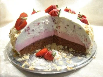 Rezept: Erdbeer-Joghurt-Kuppeltorte Bild Nr. 2 Erdbeer-Joghurt-Kuppeltorte - Rezept - Bild Nr. 2