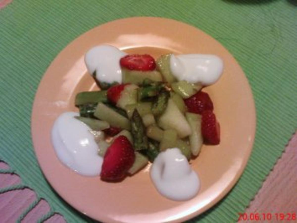 Melonen-Erdbeer-Spargel Salat mit Joghurt - Rezept - kochbar.de